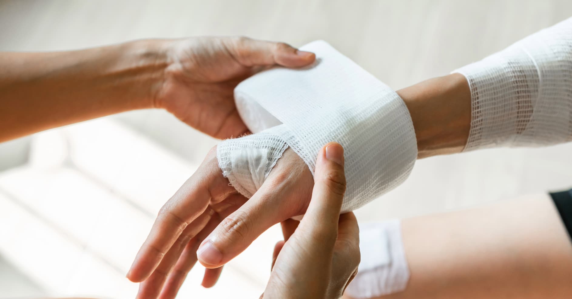 First aid response to a crush injury in a workplace setting